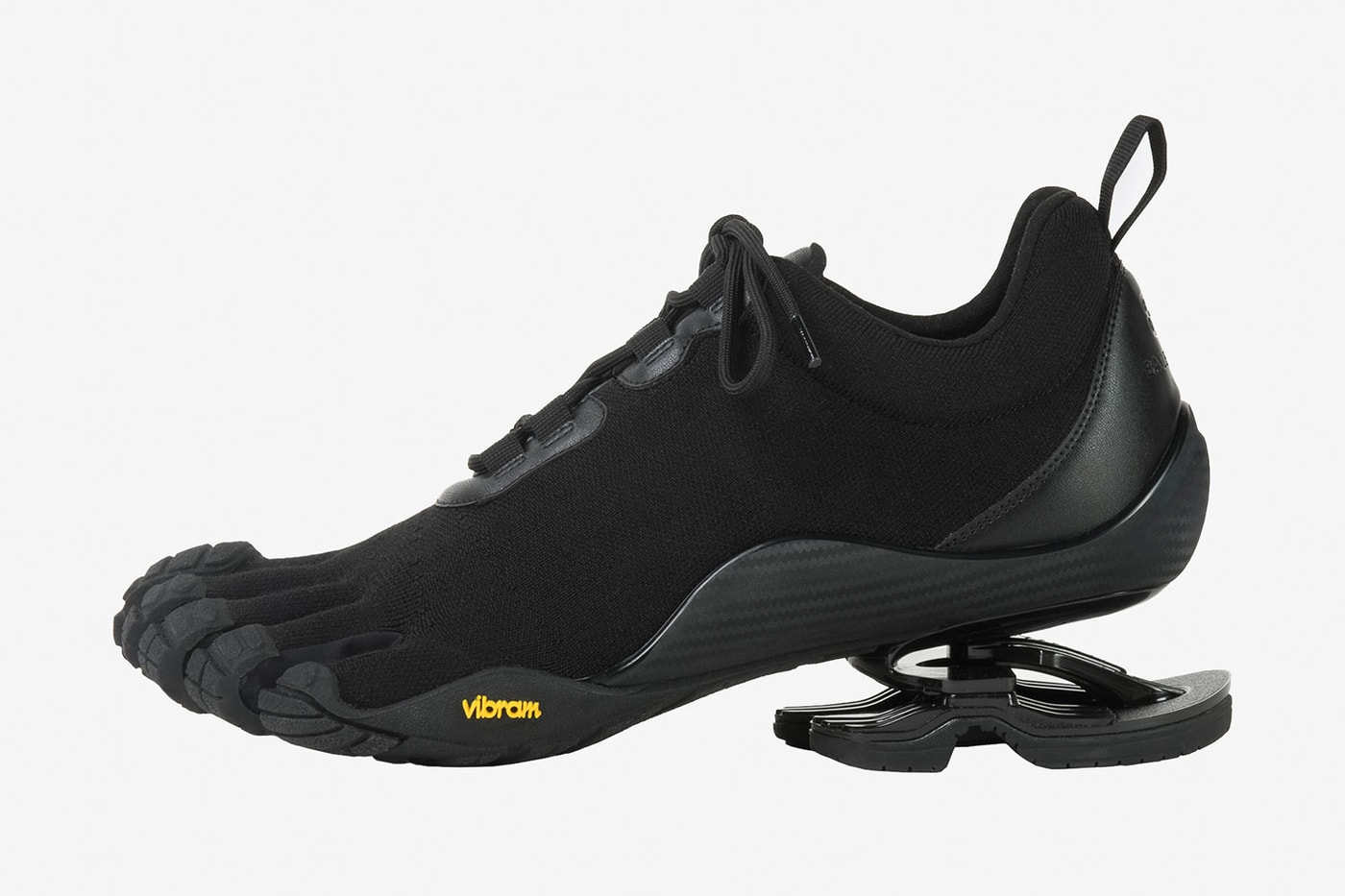 Balenciaga и Vibram создали оригинальные кроссовки “Toe”