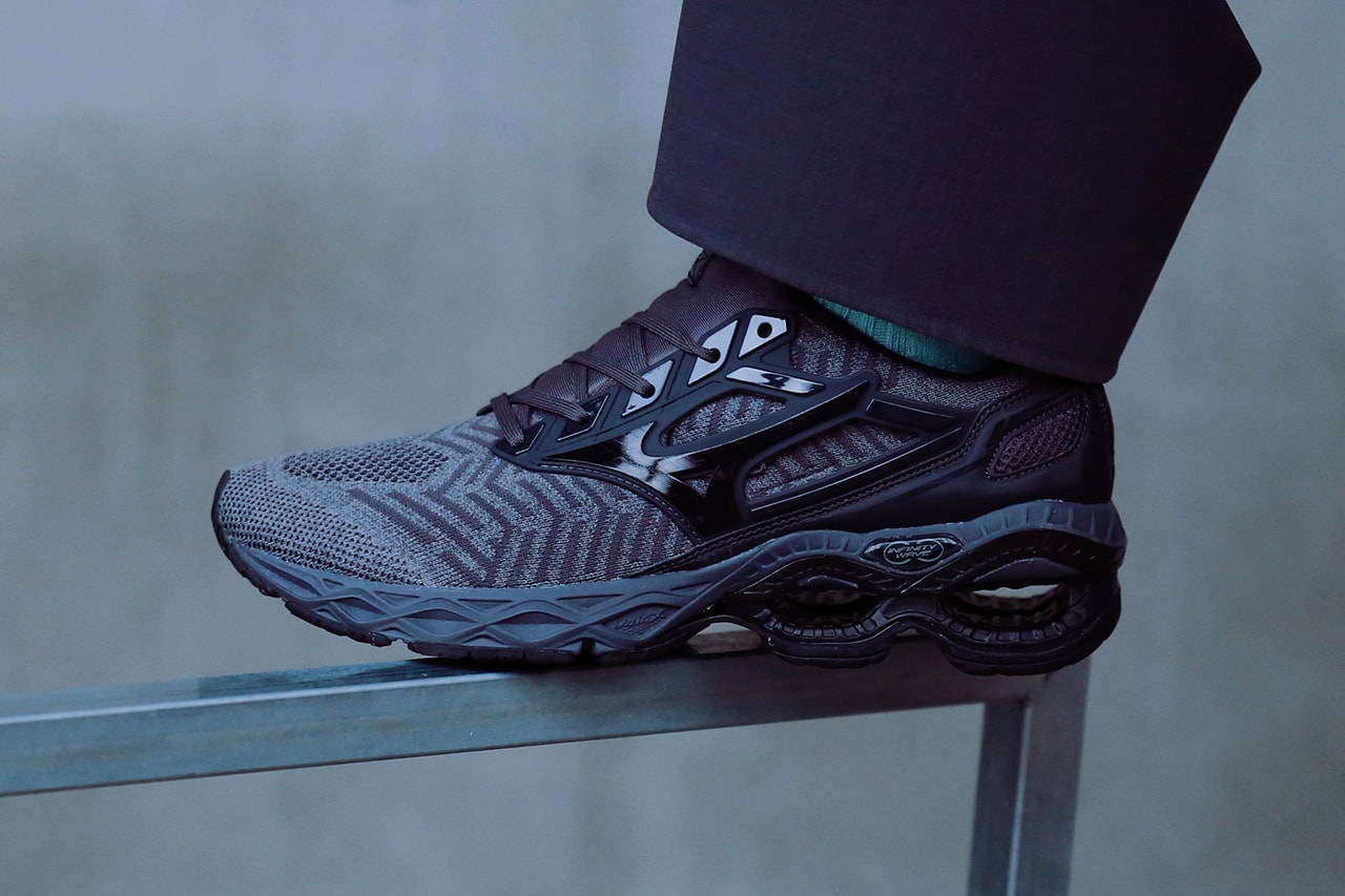 Mizuno готовит к осени Wave Creation WAVEKNIT в темном цвете