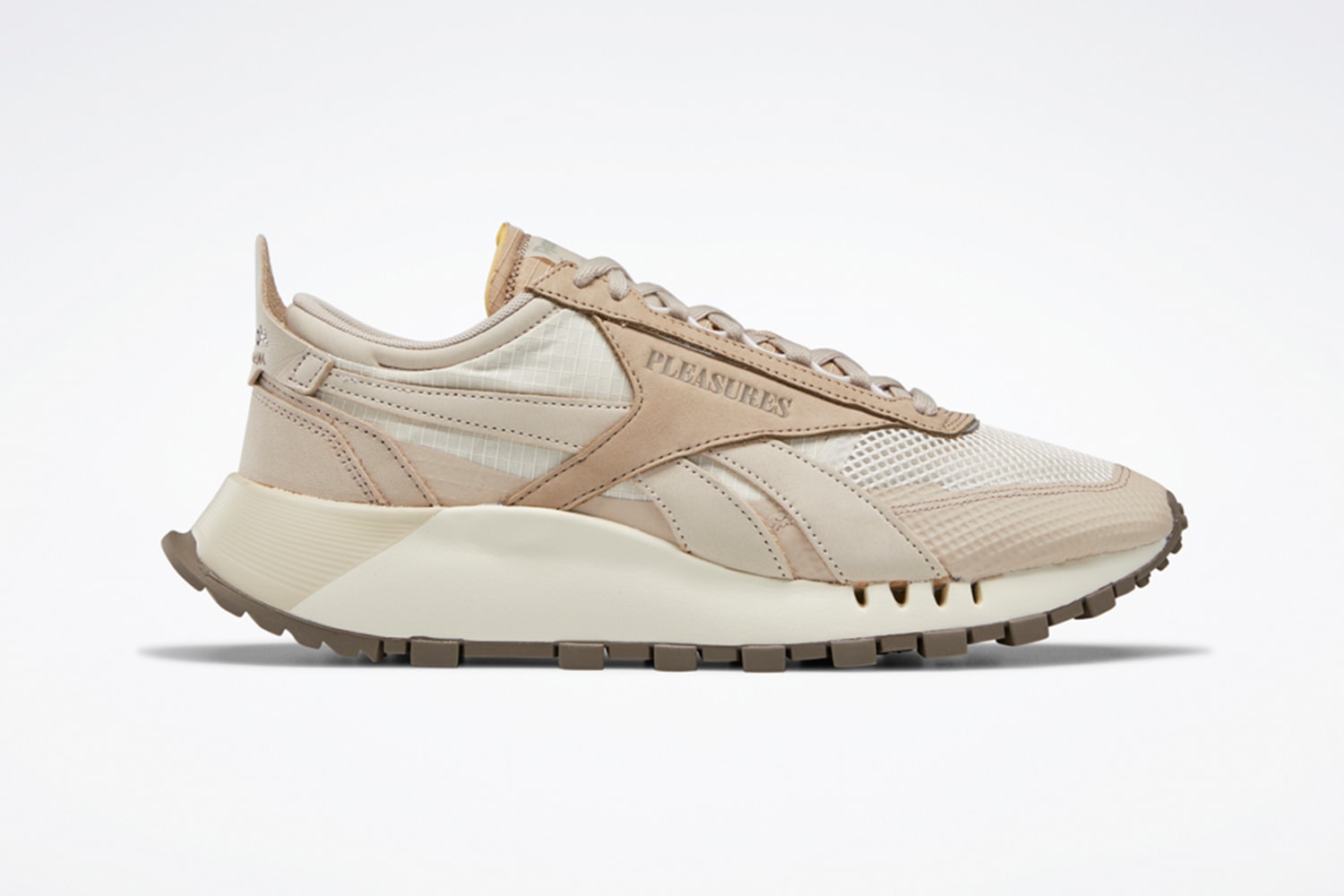 Кроссовки Reebok Classic Leather Legacy совместно с PLEASURES. Дань уважения калифорнийскому наследию