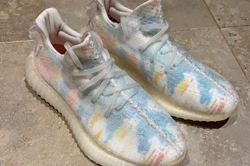 Первое фото на adidas YEEZY BOOST 350 V2 "Friends & Family"