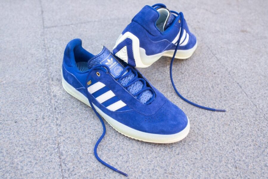 Кроссовки Adidas Skateboarding PUIG в ярко-синем цвете «Ink»