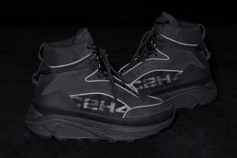 C2H4 выпускает 2 пары обуви Atom Alpha и Quark Alpha